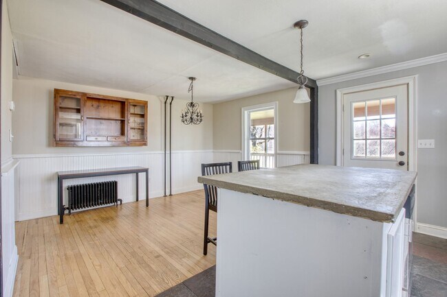 Building Photo - Lovely 2 Bedroom Single Family Home in Historic Monroe District