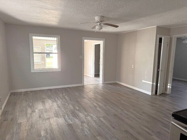 Building Photo - COMING SOON!!! Charming 3 Bedroom 1 Bathroom Home in Punta Gorda!