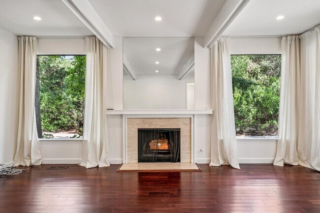 Foto del edificio - Luxury 3-Level Townhome in Highly Desirable Sharon Heights Neighborhood