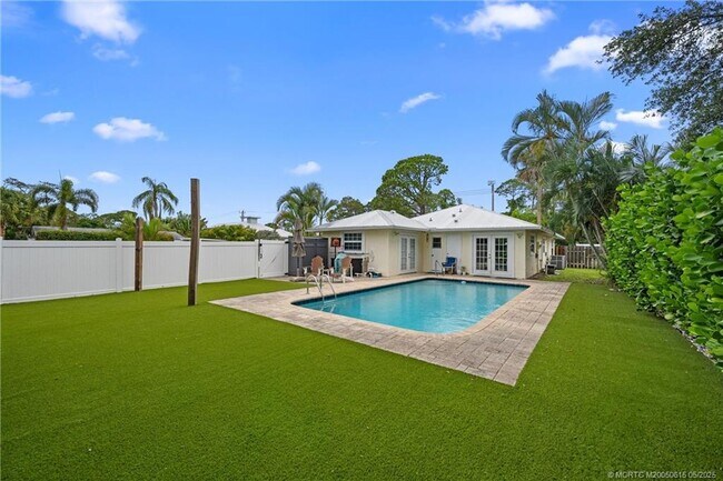 Foto del edificio - 2363 NW Brennan Ct
