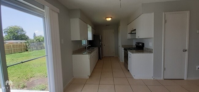 Building Photo - 628 Royal Palm Dr