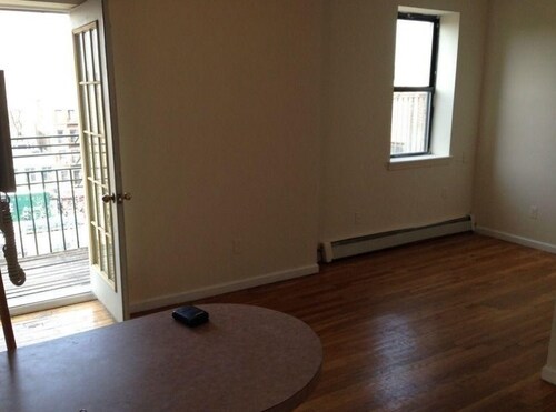 Foto del edificio - 733 E 9th St