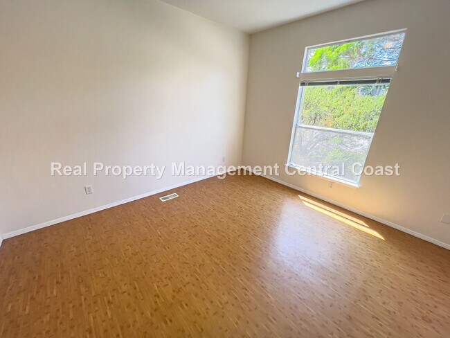Building Photo - LEASE PENDING- Spacious Home in Bayview He...