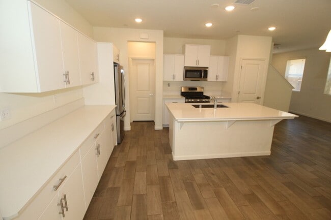 Building Photo - 651 Farmhouse Ave