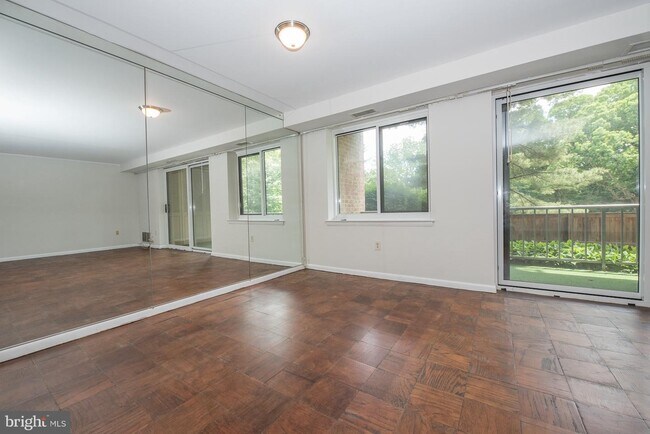 Building Photo - 1637 Oakwood Dr