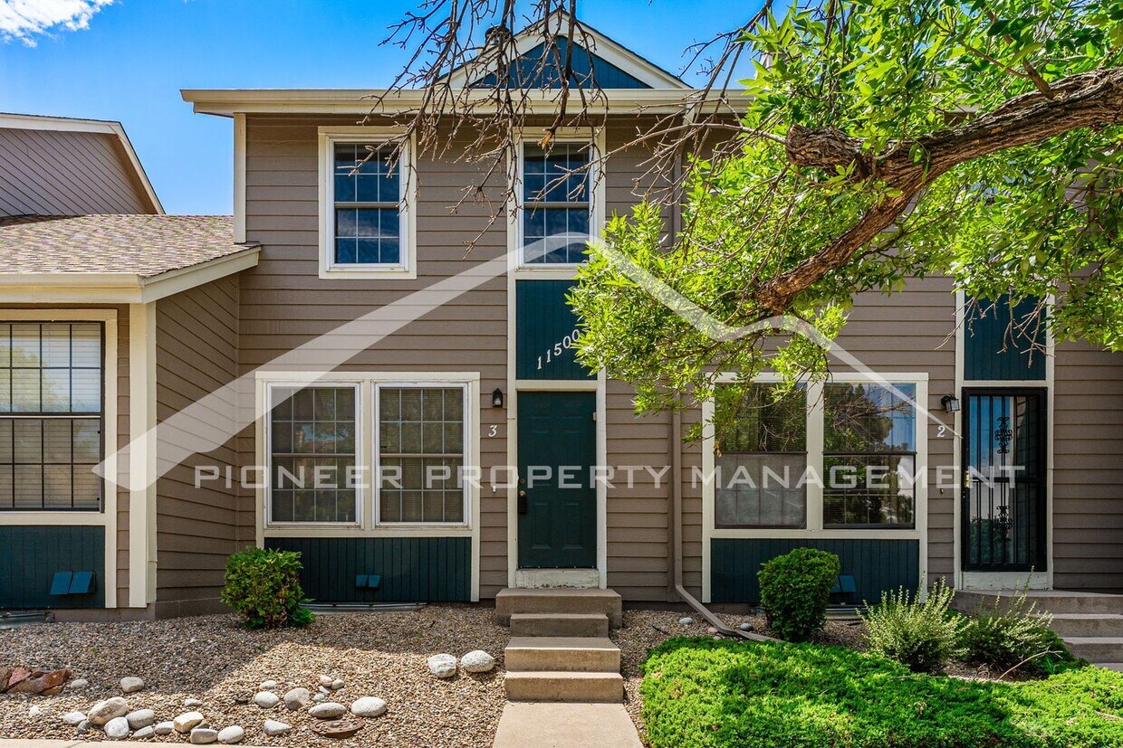 Primary Photo - Spacious Townhouse with Washer/Dryer and C...