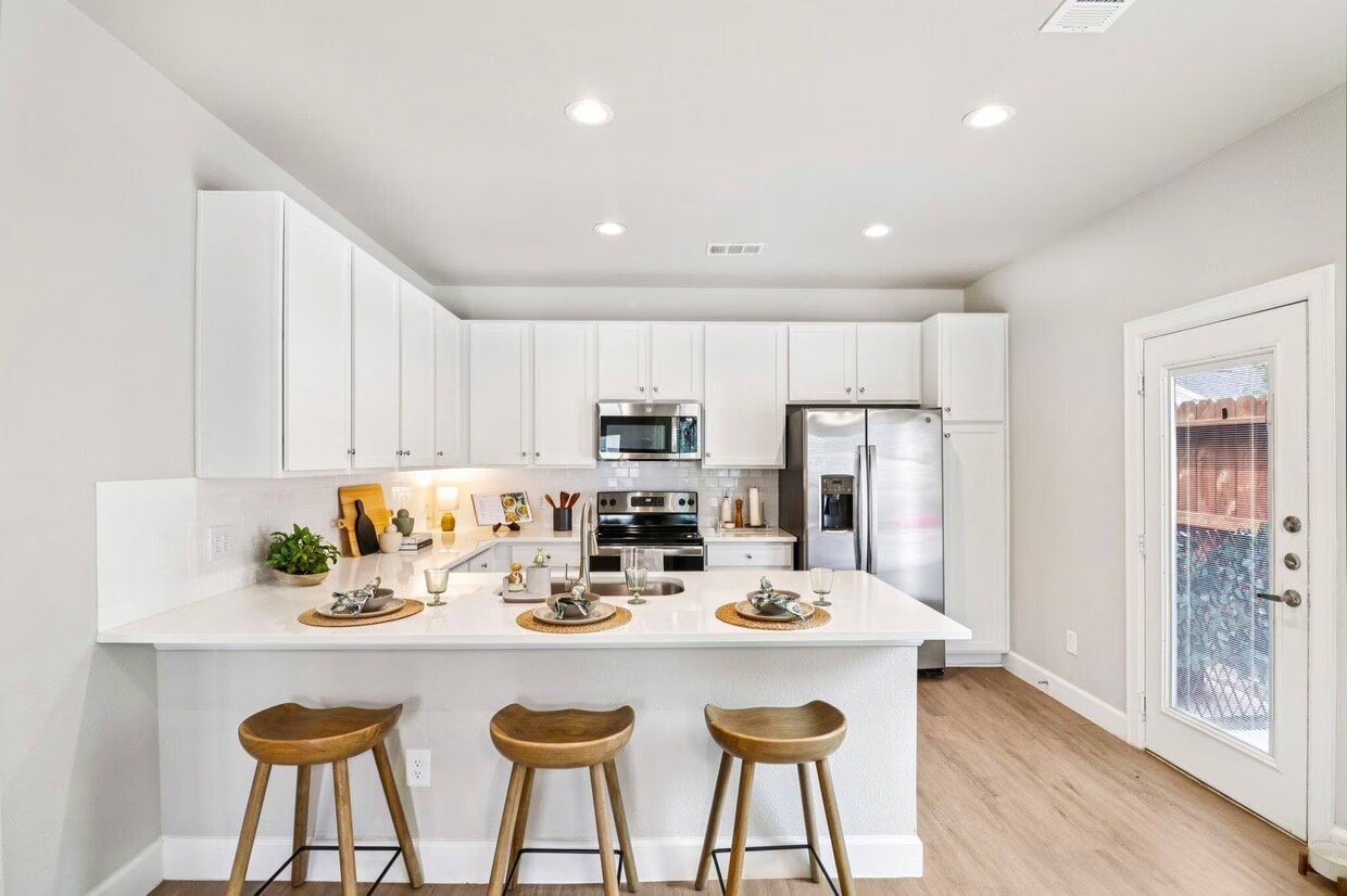 Primary Photo - Live Rent-Free Up to 8 Weeks!