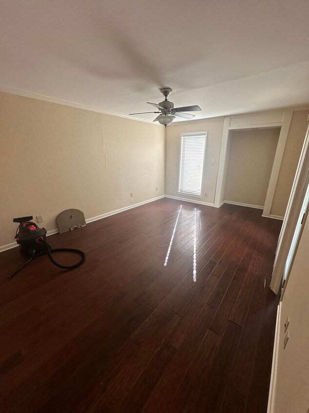 Building Photo - 2BD/1.5BA Townhouse located on the Germant...