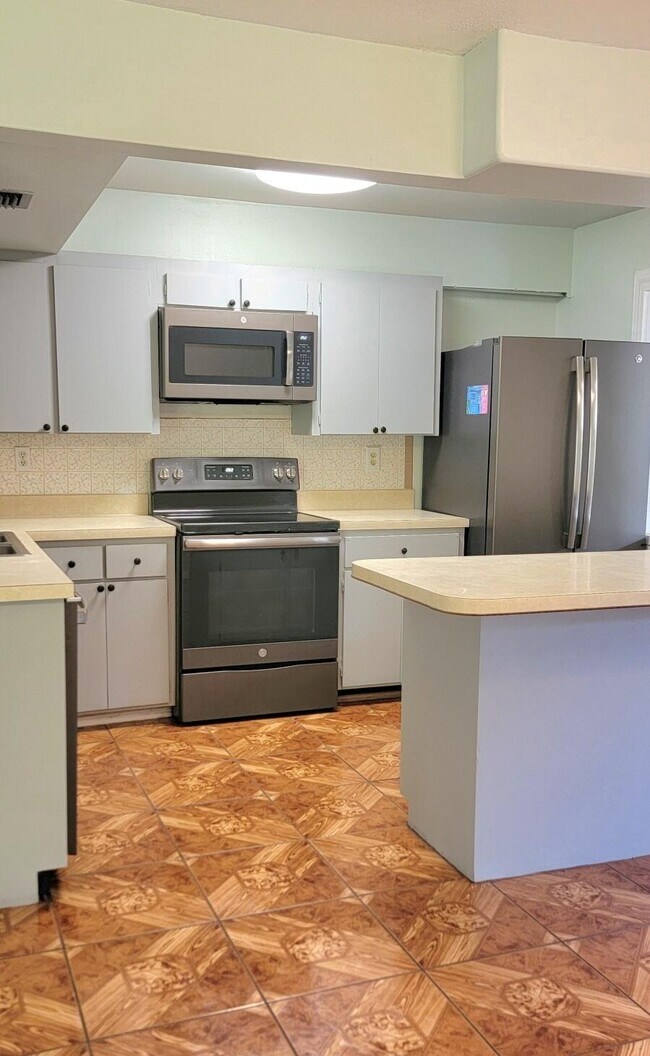 Building Photo - 323 Sandtree Dr