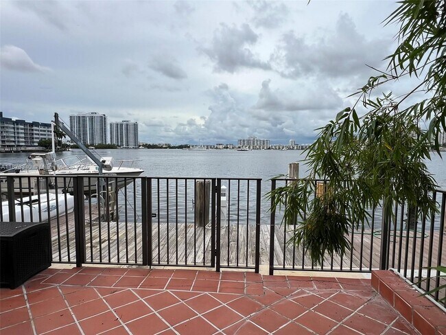 Foto del edificio - 2777 NE 165th Terrace