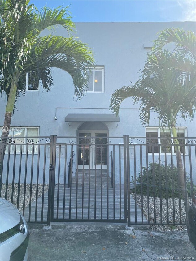 Primary Photo - 2500 NE 192 St