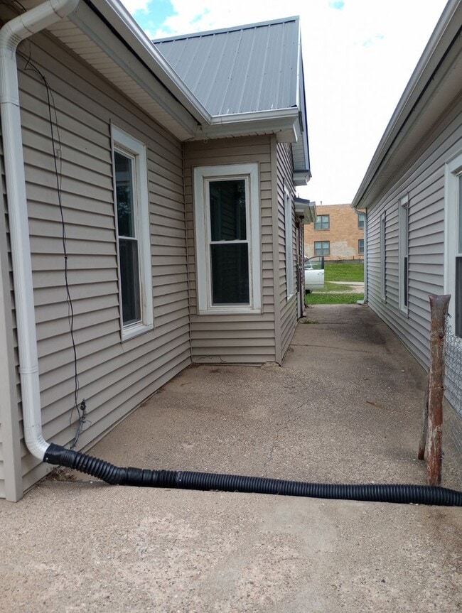 Building Photo - $1,200 Deposit $1,200 Rent