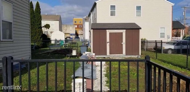 Building Photo - 4 br, 3 bath Townhome - 1303 Poplar St