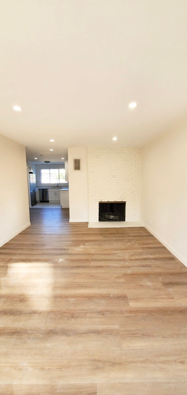 Building Photo - 341 W Dryden St