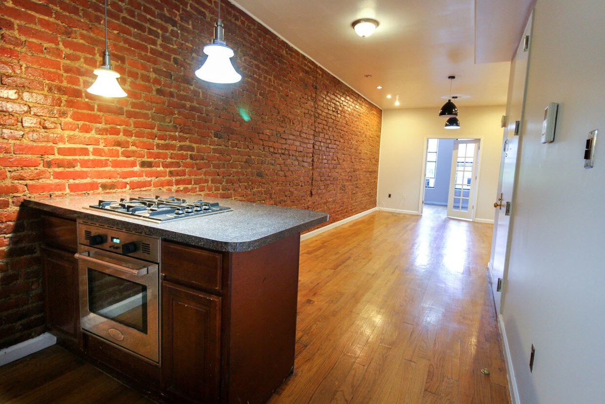 Foto principal - 665 Central Ave