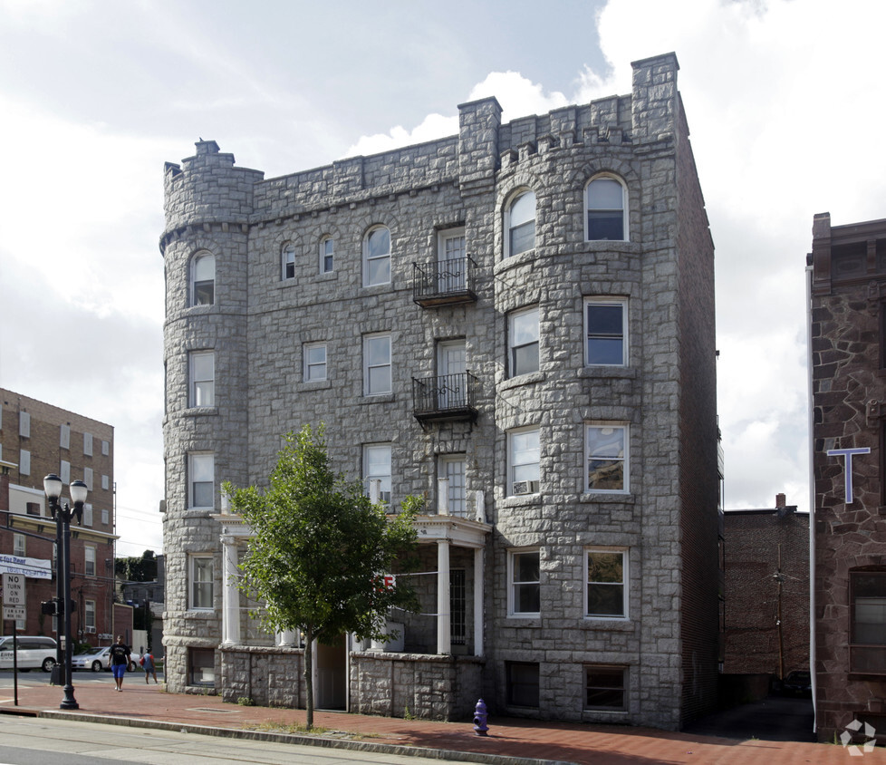 Building Photo - Castle Apartments