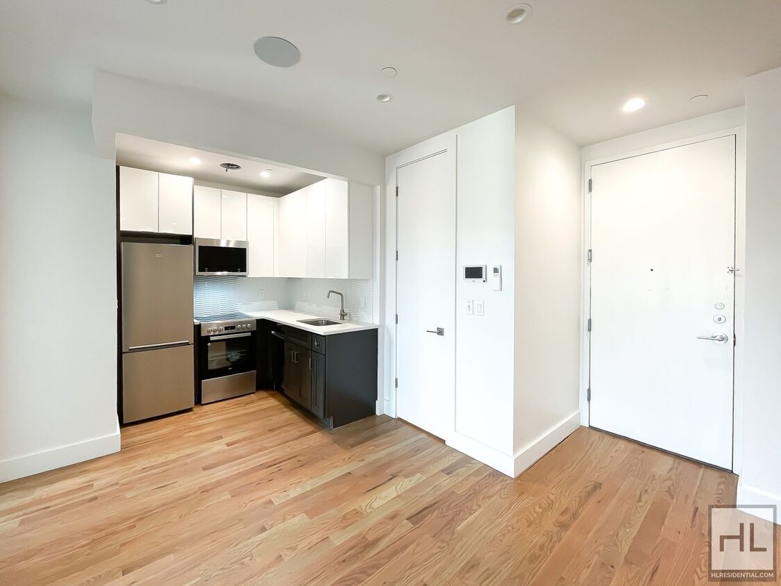 Foto principal - Spacious and Modern 3-Bed 2-Bath / Great W...