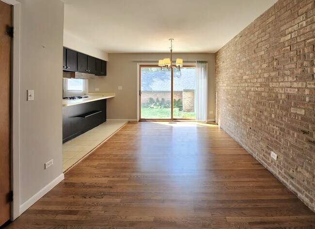 Foto del edificio - Spacious Townhome in Barrington!!
