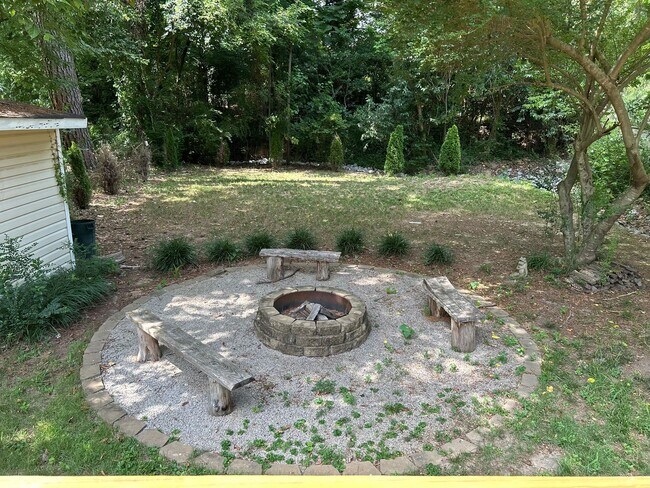 Foto del edificio - 3 Bedroom | 2 Bath Raleigh Home Inside the...