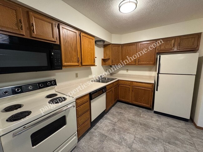 Foto del edificio - Spacious 1-Bedroom in Cotter Near Valley Airport – Unique Garage