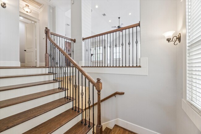 Foto del edificio - 1044 W 25th St