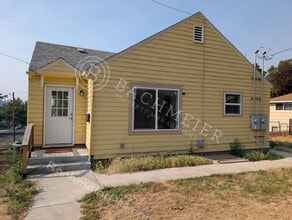 Building Photo - 900 NW Furnish Ave