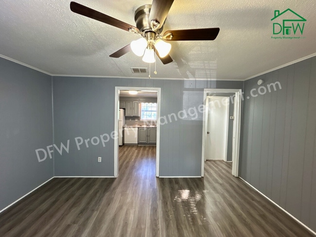 Building Photo - Charming 2-Bedroom Upstairs Apartment in Irving – Convenient Location, Fenced Yard, and More!