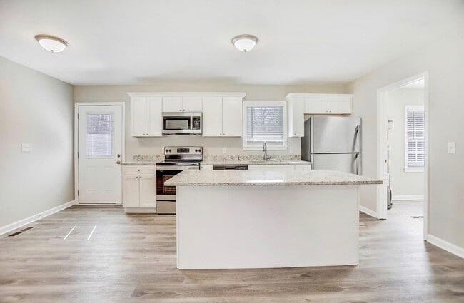 Building Photo - 3068 Rollingwood Ln SE