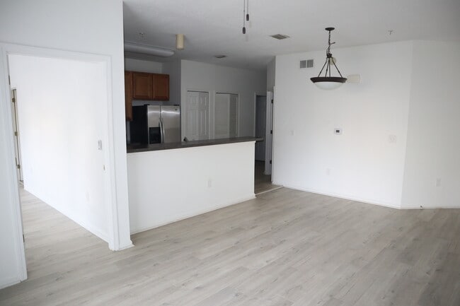 Building Photo - 8226 Green Parrot Rd