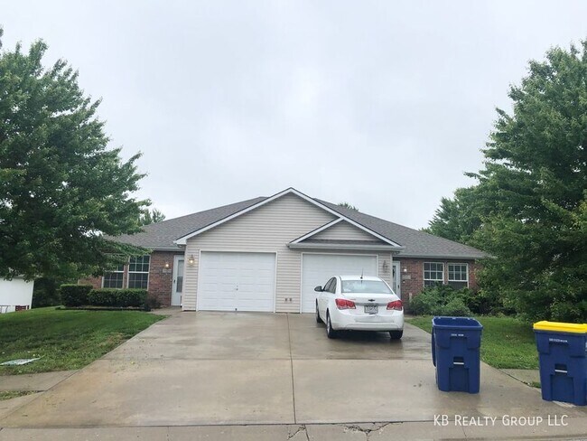 Building Photo - 3 Bed Single Level Duplex in Blue Springs;...
