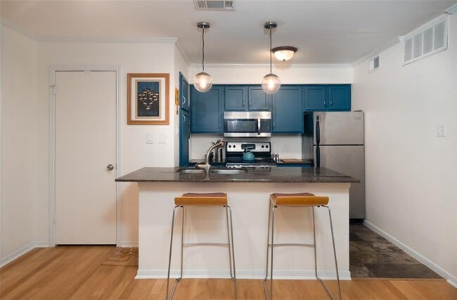 Building Photo - 8888 Tallwood Dr