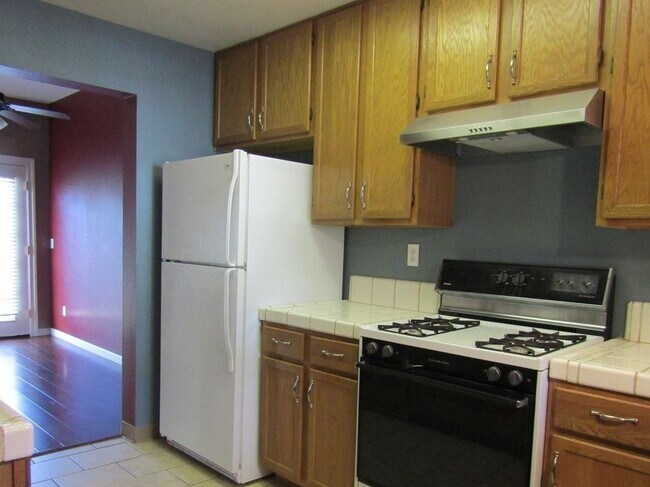 Building Photo - Bright 2bd townhome with attached garage ~...