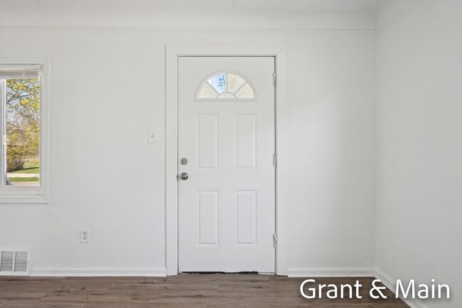 Building Photo - $1299 3 bedroom bungalow