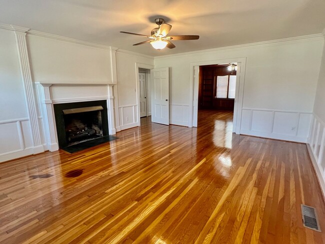 Building Photo - Three to Four bedroom, 2.5 bath Colonial i...