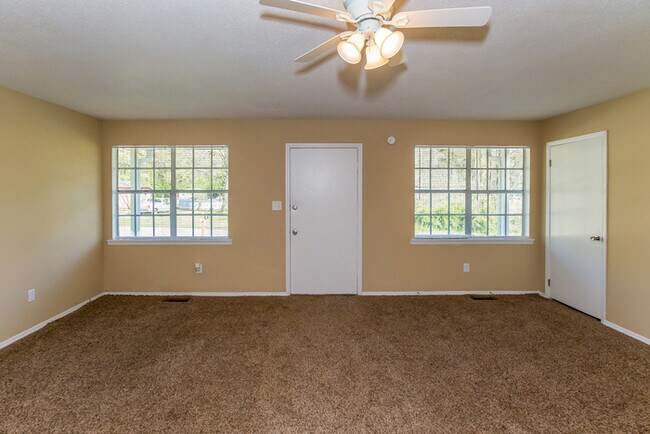 Building Photo - 4015 Goodwin Rd