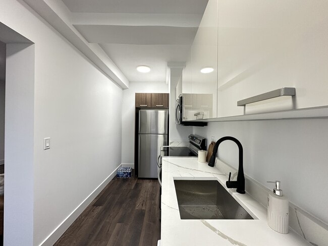 Building Photo - 1555 W Hollywood Ave