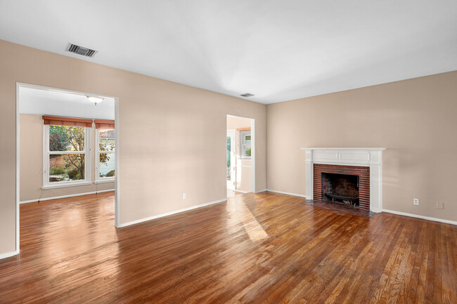 Living Room - 1925 N Valley St