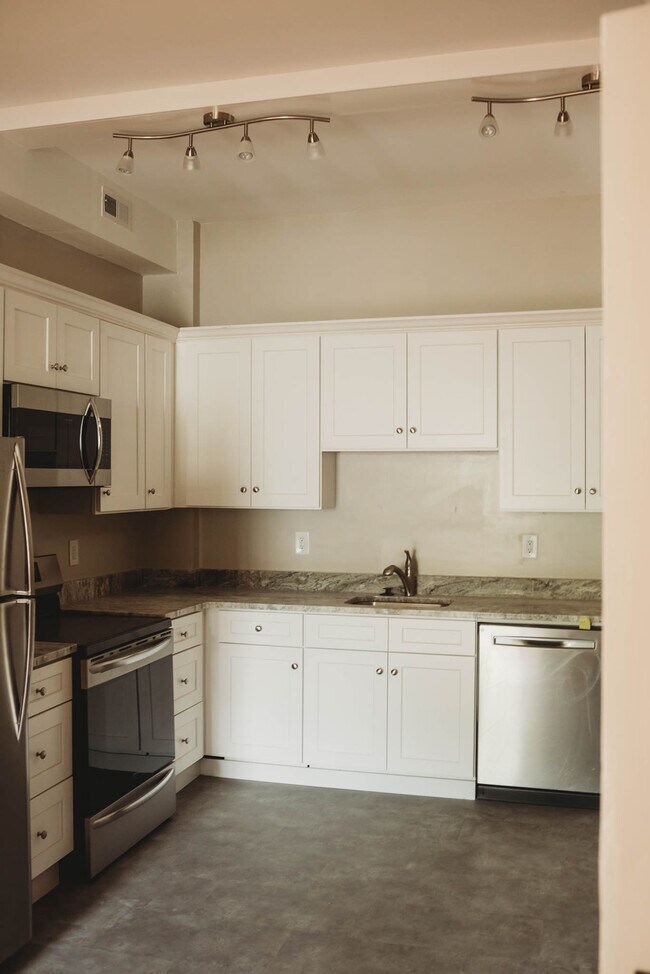 529 E Washington St Unit Apt C, Walterboro, SC 29488 Apartments in