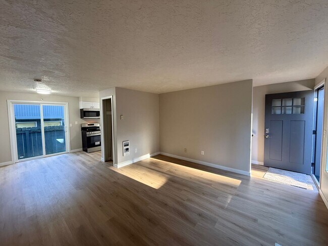 Building Photo - NOW SHOWING - RENOVATED Townhome Style Apartment In Raleigh Hills - See Listing for DETAILS and S...