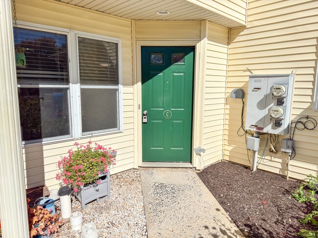 Building Photo - 7276C Sauerkraut Ln