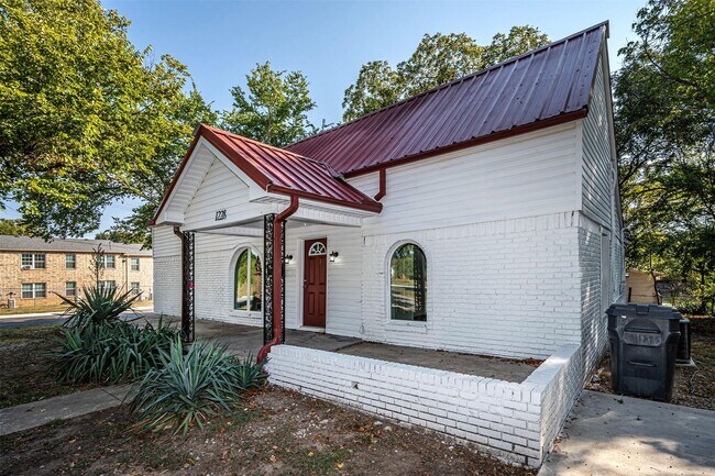 Building Photo - Beautifully updated 4 bed / 2 bath home