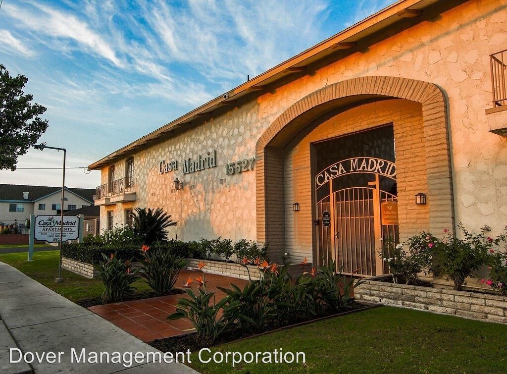 Foto principal - 15527 Woodruff Ave