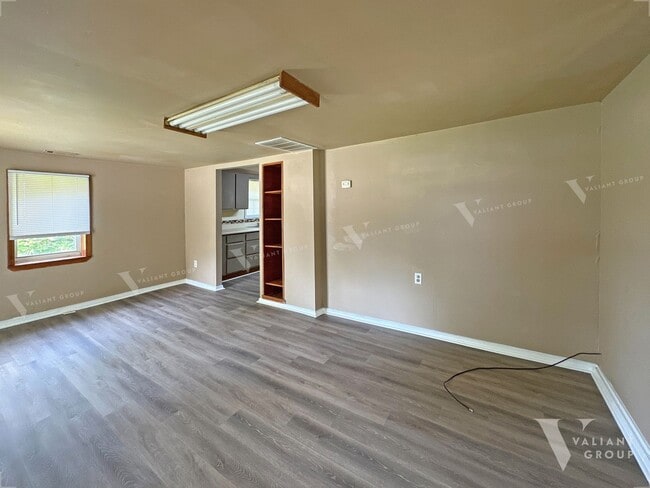 Building Photo - Two Bedroom, One Bathroom Home