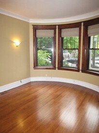 living room - 4613 N Malden St
