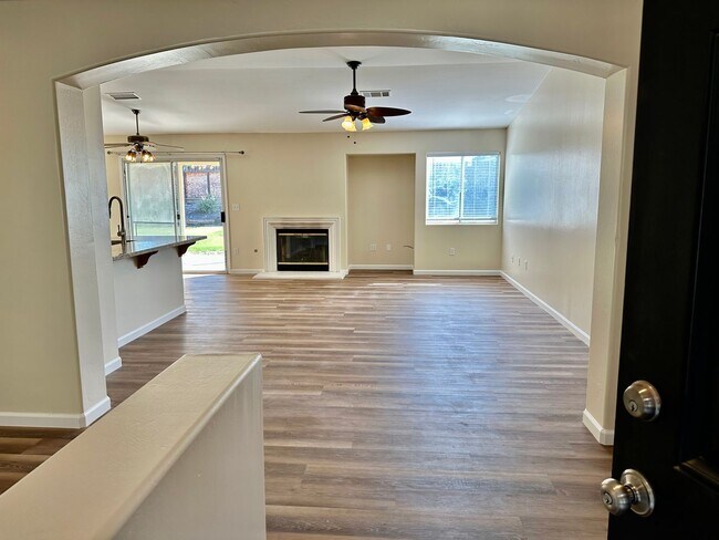 Building Photo - Northwest Dream Home!!!! 3+2 Granite Count...