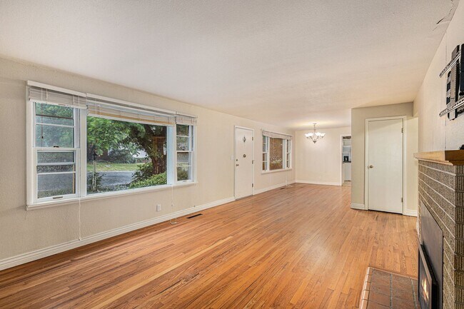 Building Photo - Cheyenne Canyon / 3 bedroom, 2 car garge, ...