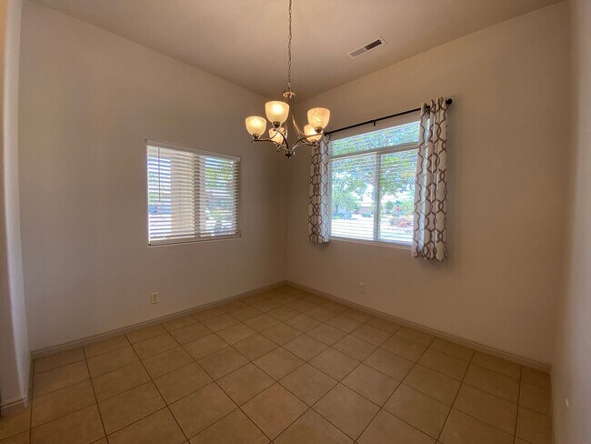 Foto del edificio - SPACIOUS HOME FOR RENT!