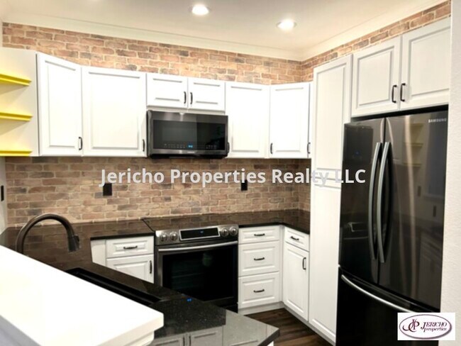 Building Photo - JUST REDUCED!!   BEAUTIFULLY UPDATED 2 BED...
