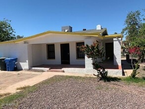 Building Photo - 702 S 1st St