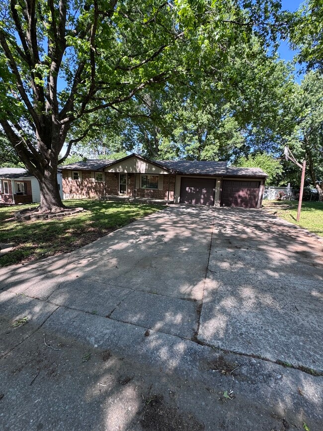 Building Photo - 205 S Forester Dr